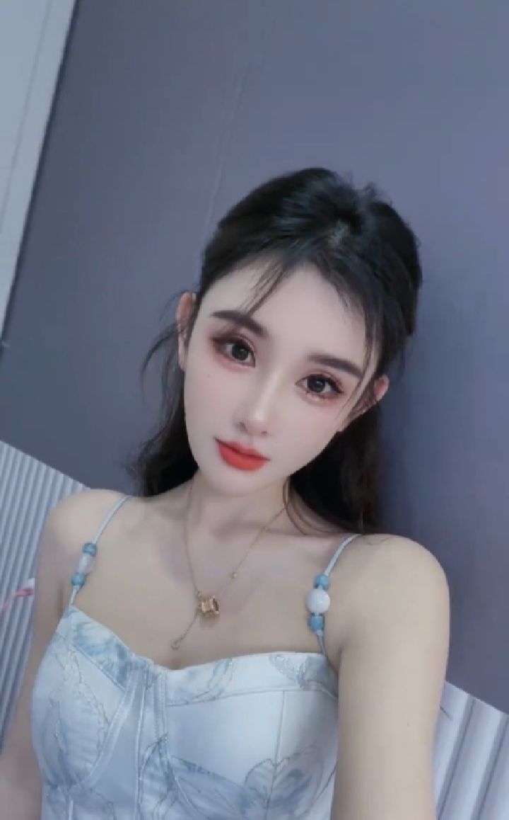 晒布甜妹苏小小老师