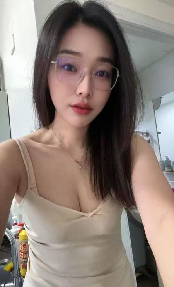 水润多汁眼镜御姐可欣