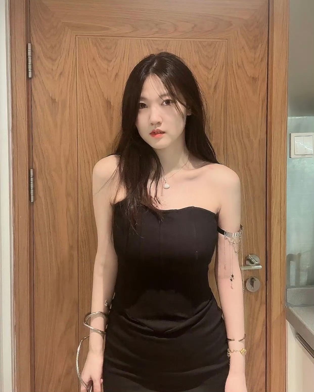 前面凹凸的小姐姐