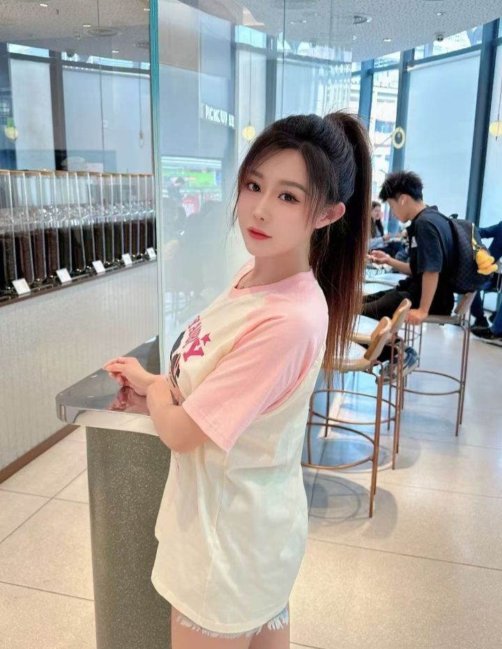 白嫩兼职甜妹蓉儿