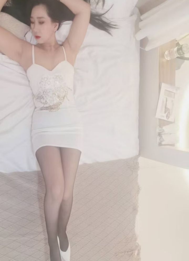 大肉弹短发辣妹乐乐