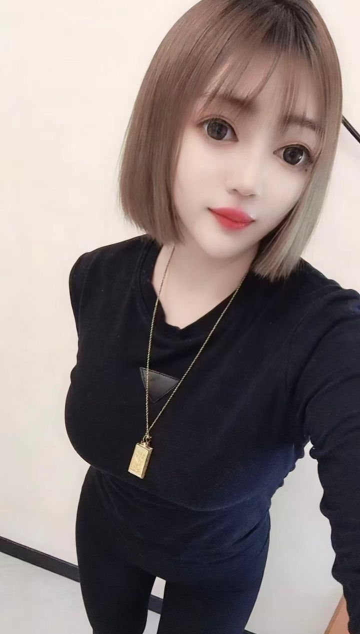 大肉弹短发辣妹乐乐