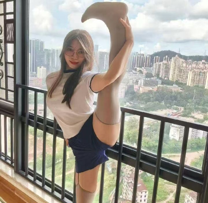 一字马眼镜妞琴琴