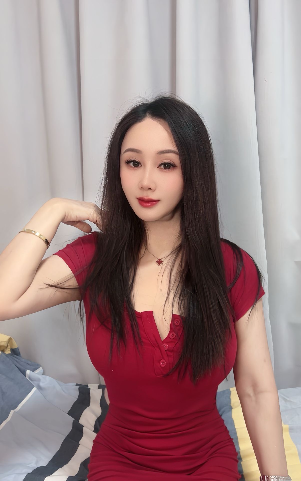 白云梅花园小雨 长相甜美 蜜桃奶 极品身材尤物