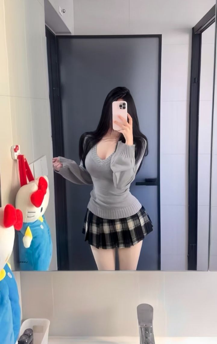 白嫩丰满美腿甜妹