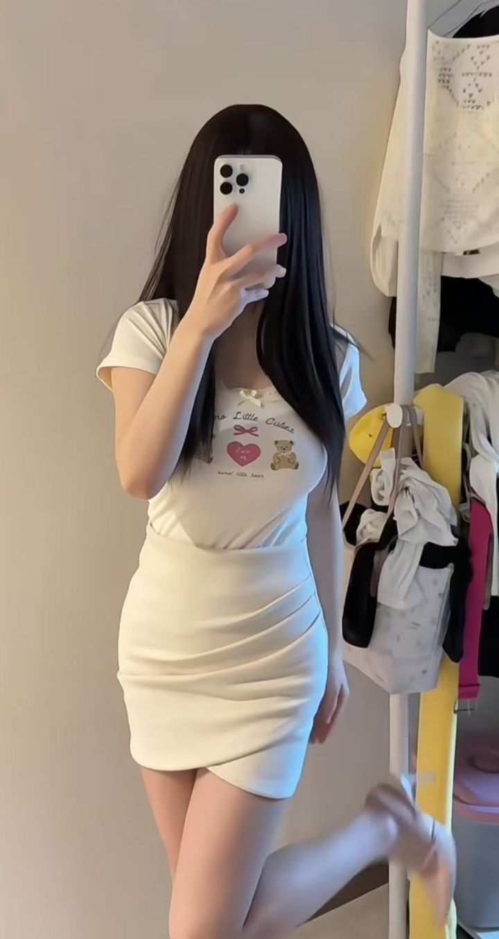 白嫩丰满美腿甜妹