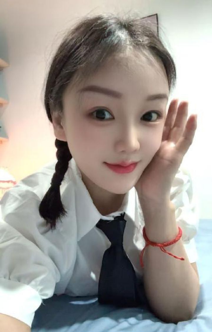 白云前凸后翘楚依