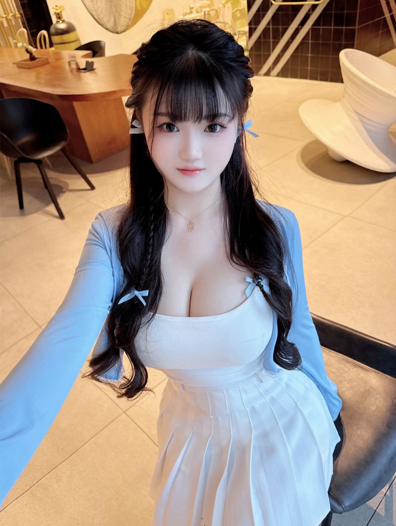 荔湾西村依依 面容较好 身材火辣 弟弟肃然起敬