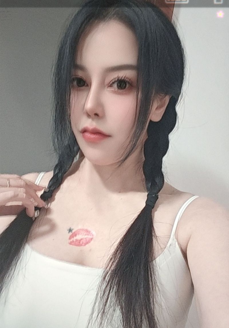 天河筱桐 .胸大腰细，蜜桃肥美，皮肤白，Sao气十足，极具亲和力