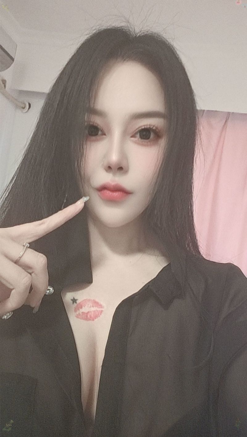 天河筱桐 .胸大腰细，蜜桃肥美，皮肤白，Sao气十足，极具亲和力