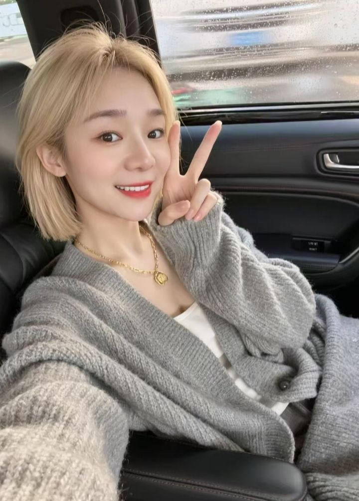 大奶短发辣妹宝儿