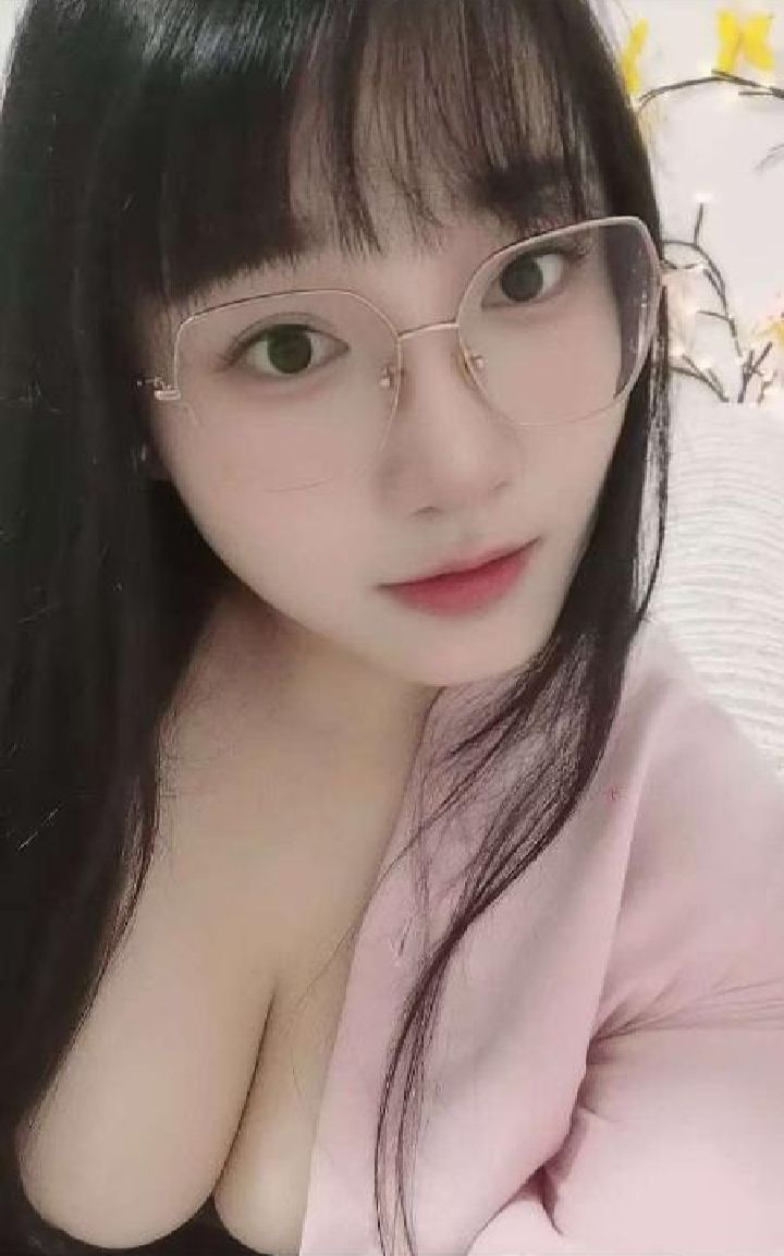 大肉弹眼镜少妇雪儿