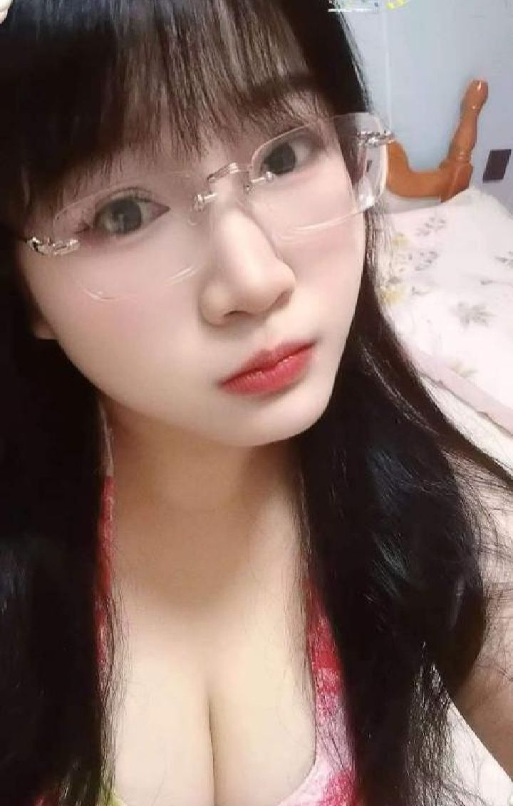 大肉弹眼镜少妇雪儿