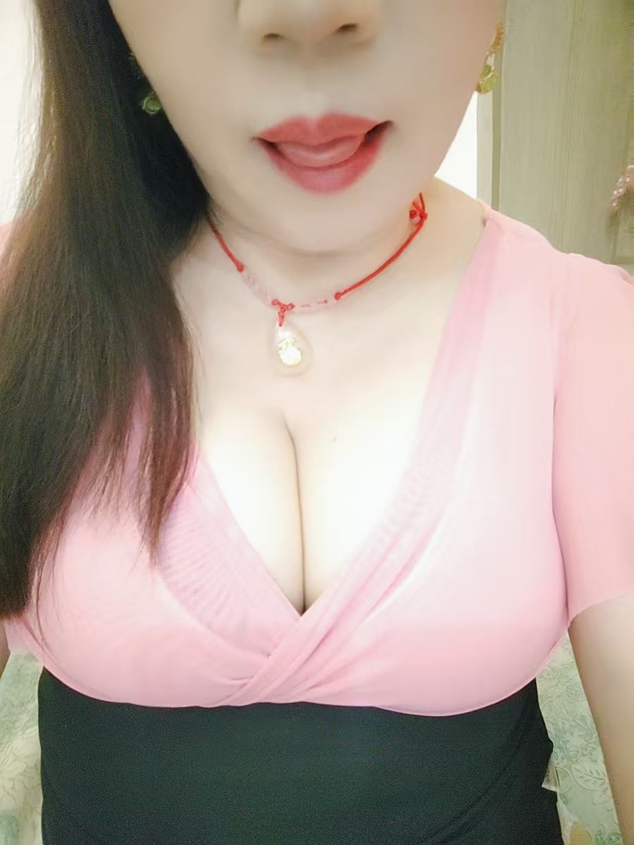 天河石牌东艳艳 重庆风Sao熟女风情万种皮肤白嫩纯天然大熊36d