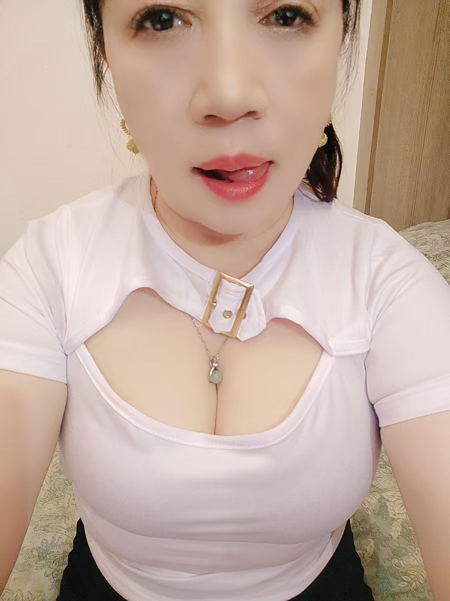 天河石牌东艳艳 重庆风Sao熟女风情万种皮肤白嫩纯天然大熊36d