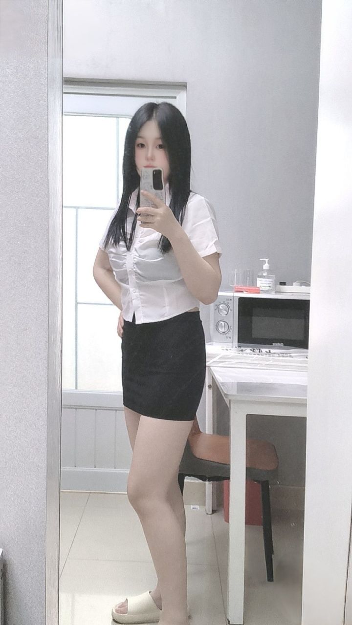 甜甜肤白大长腿