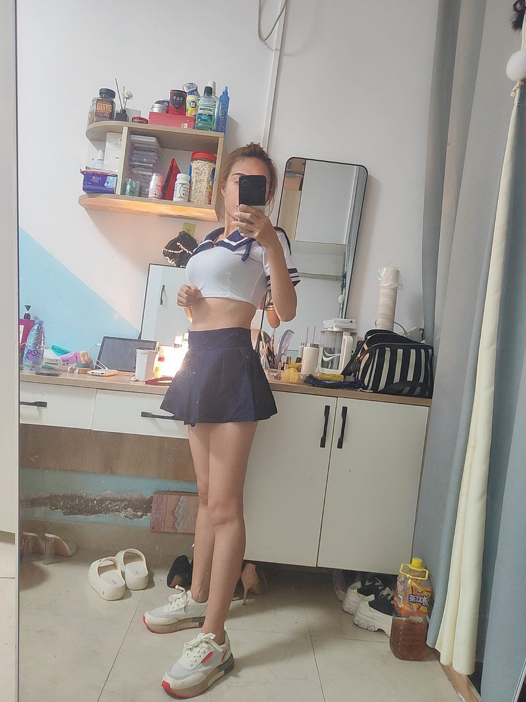 白云大长腿小米 身材很匀称 贵妇气质 车灯精致刚好握住