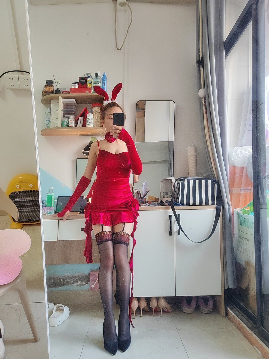 白云大长腿小米 身材很匀称 贵妇气质 车灯精致刚好握住