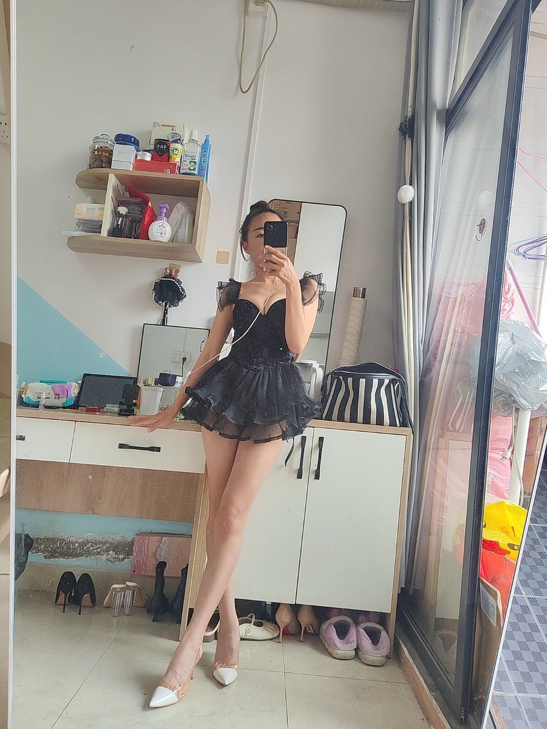 白云大长腿小米 身材很匀称 贵妇气质 车灯精致刚好握住