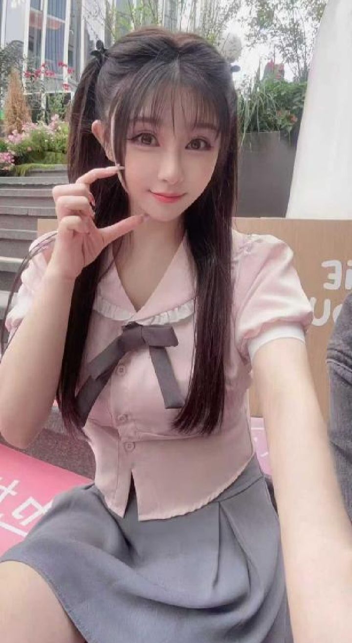 反差d奶辣妹神似柳岩