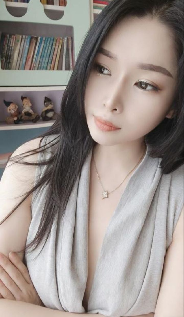 大白奶肉臀欲女小妮