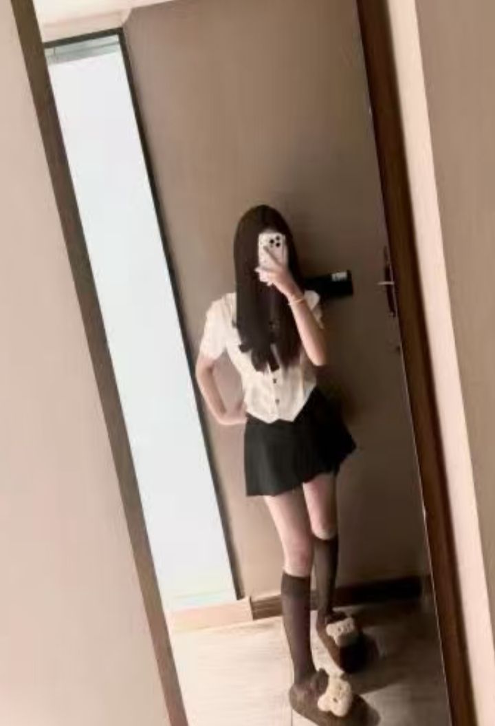 白嫩兼职甜妹玉儿