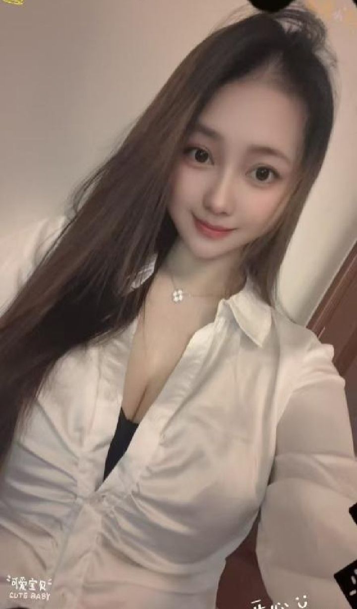 甜妹巨乳女友系小李子
