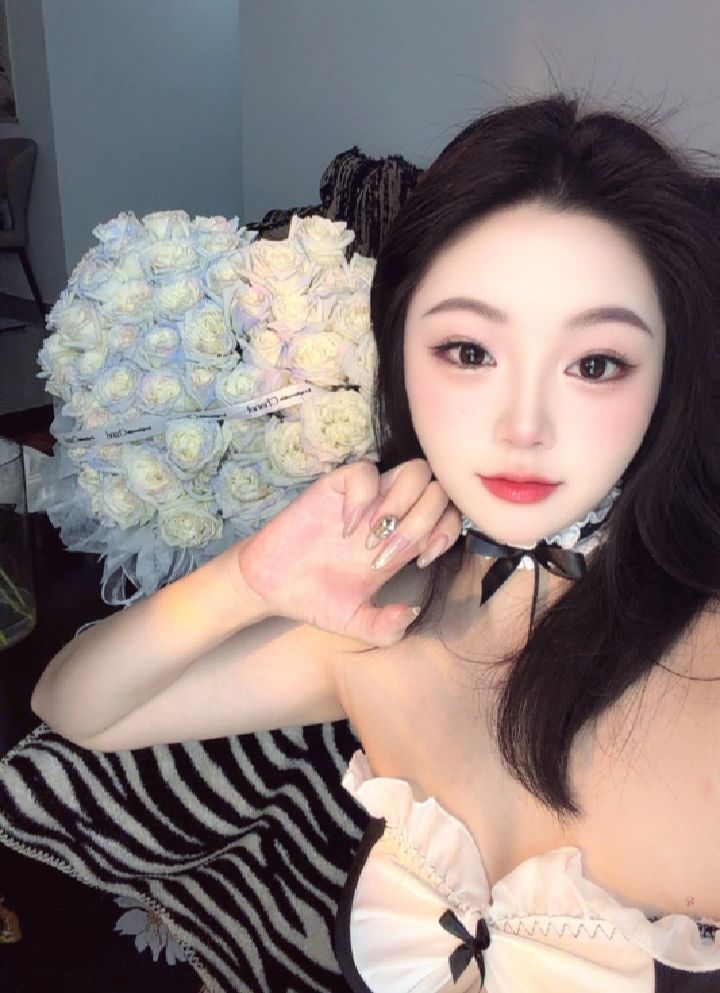 大白奶眼镜辣妹咪咪