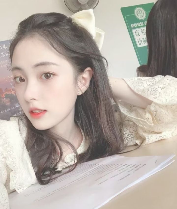 白嫩兼职甜妹小芝