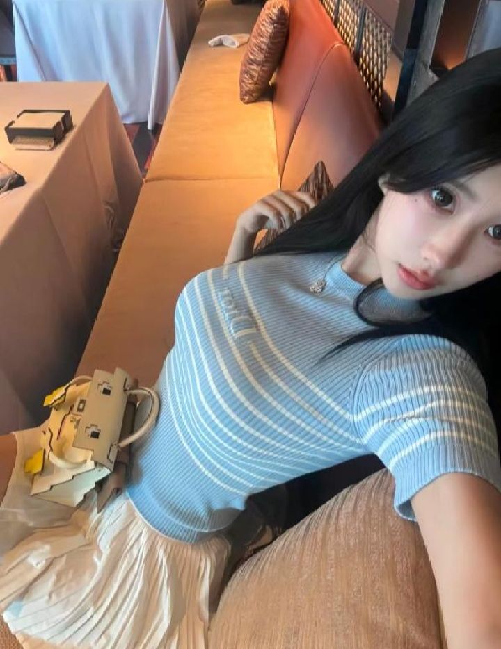 白嫩丰满兼职尤物