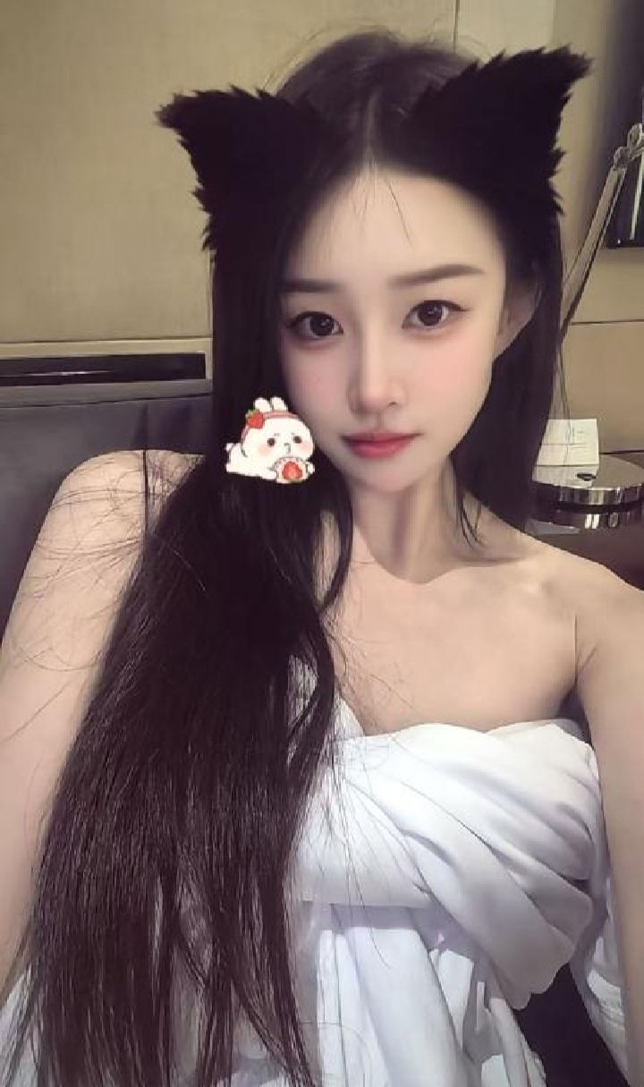 白嫩热辣气质美妞小甜包